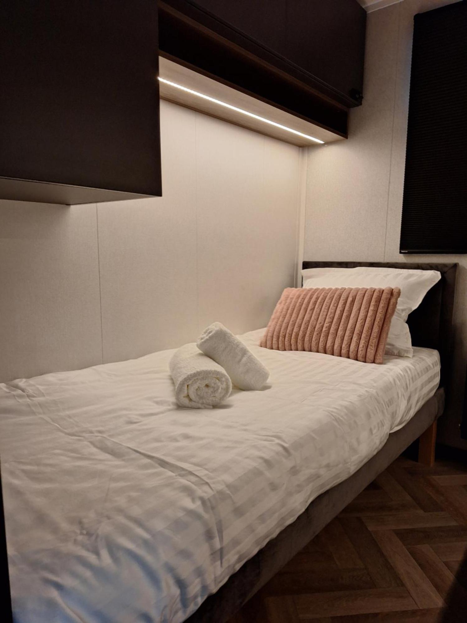 'Relax Lodge Sea' - Wellness Lodge In Zeeland - Private Sauna - Airco - Garden - Outdoor Swimming Pool - Free Wifi, Towels & Bed Linen Heinkenszand Екстер'єр фото